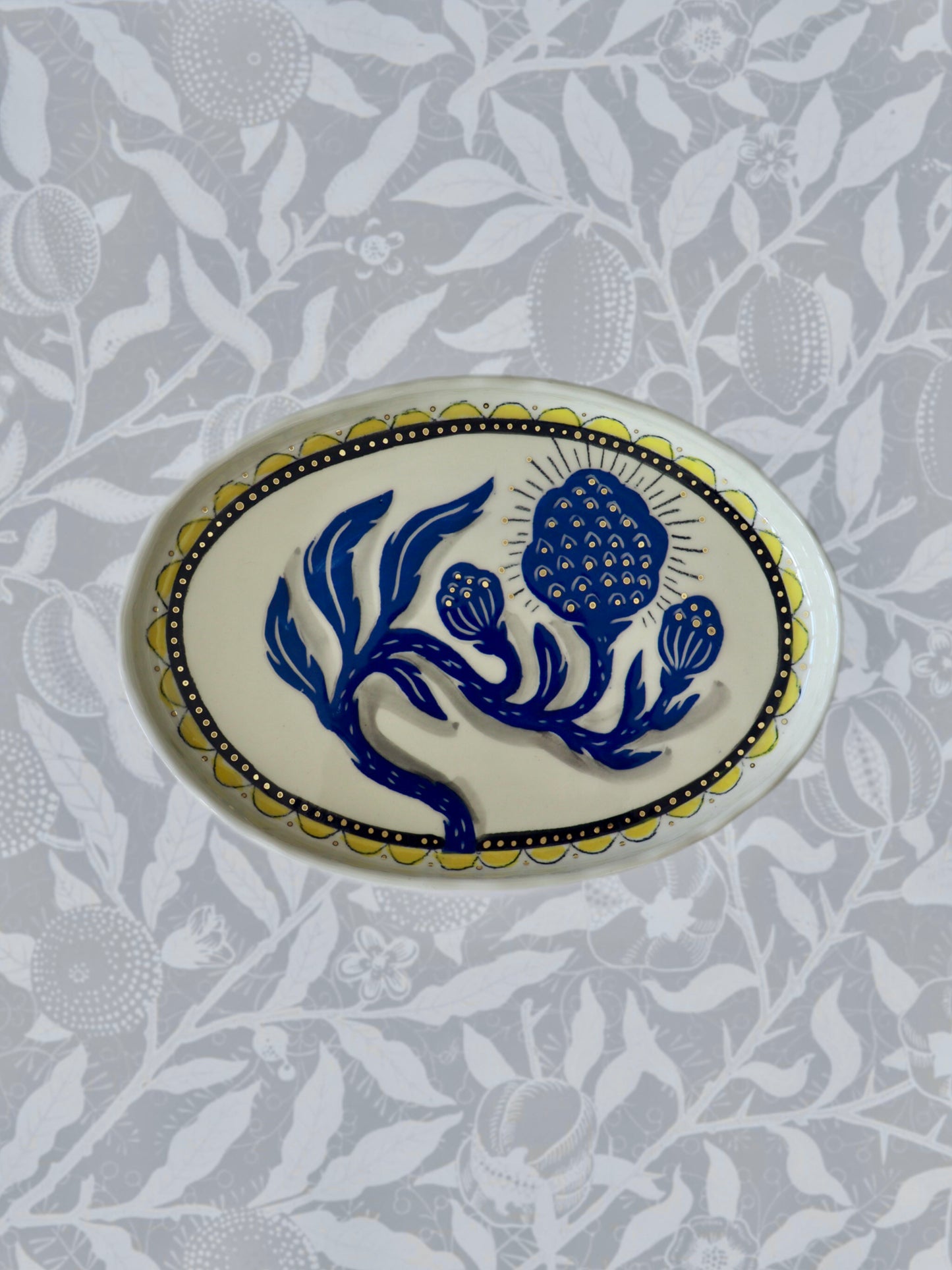 Small plate +black flower+