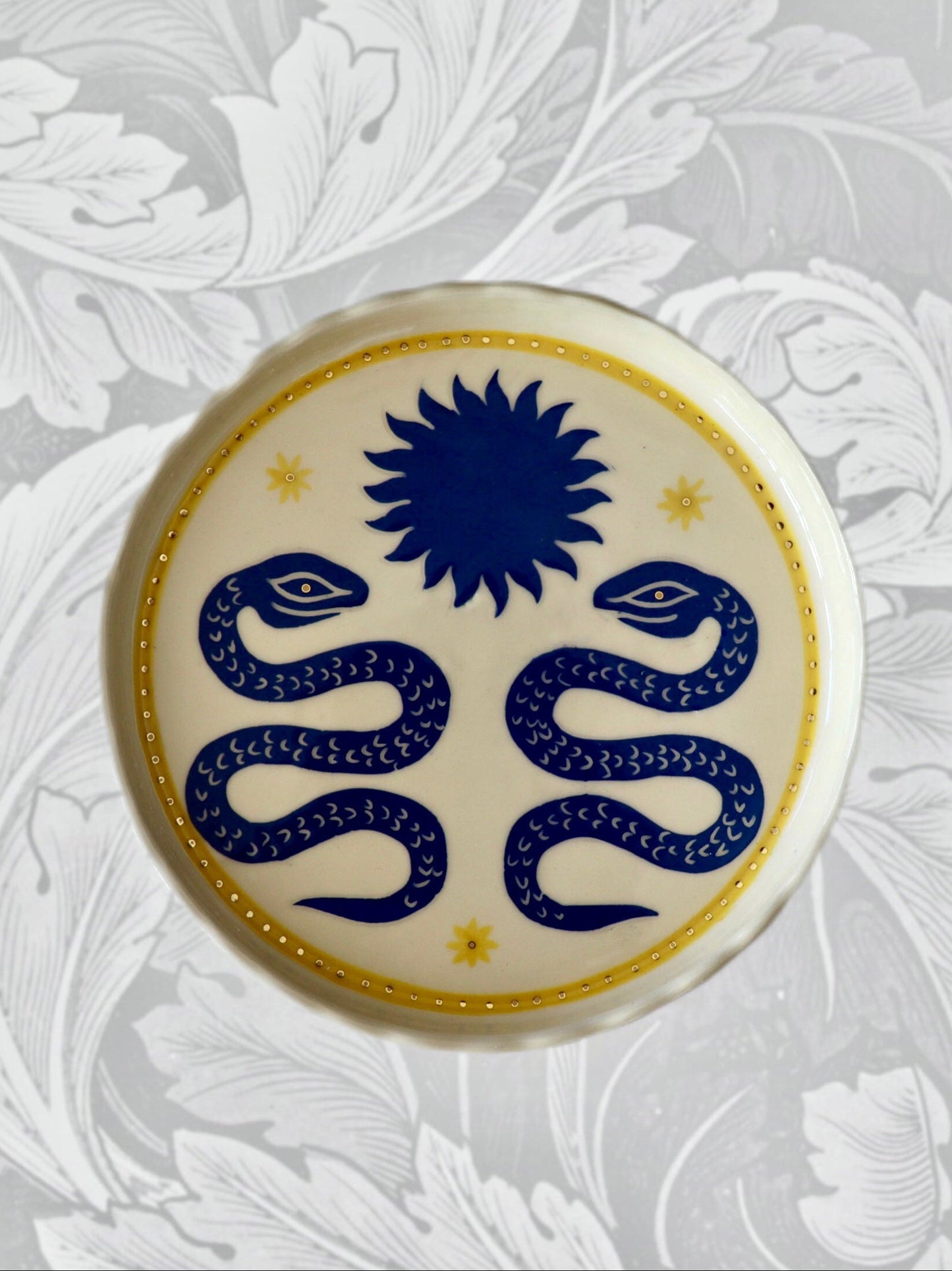 Small plate +black flower+