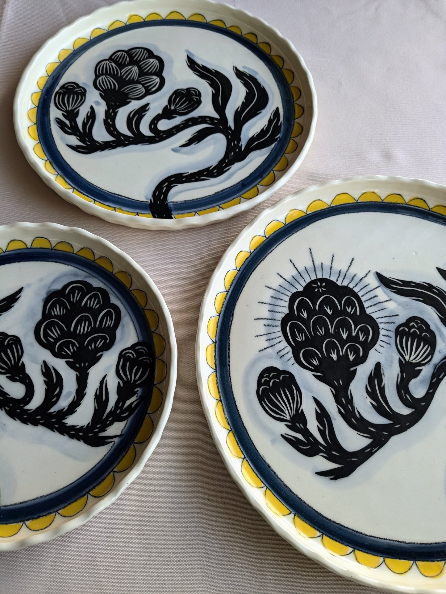 Large plate +black flower+