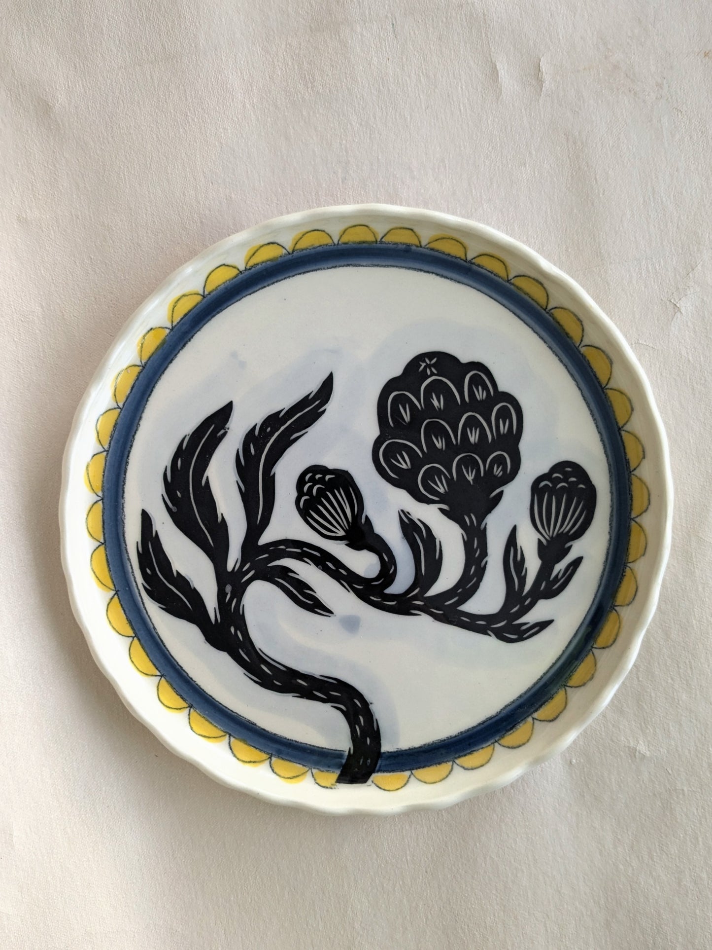 Small plate +black flower+