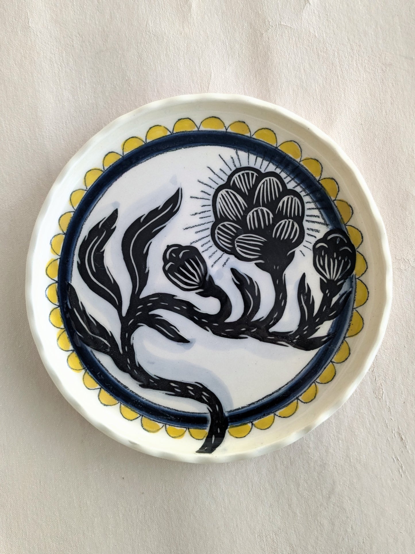 Large plate +black flower+