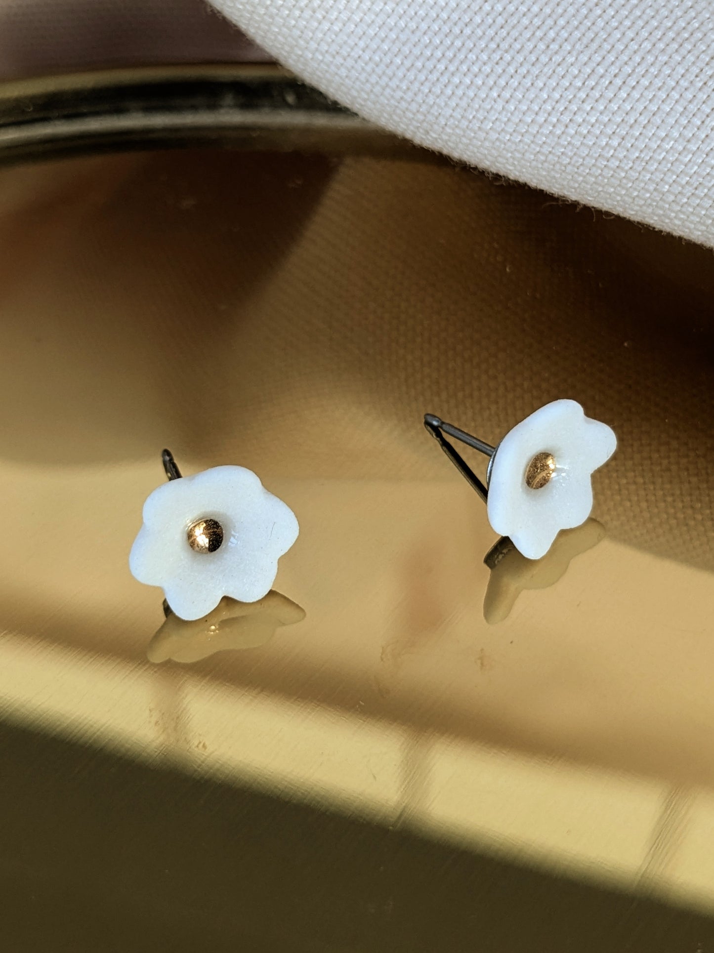 Earrings +gold button+