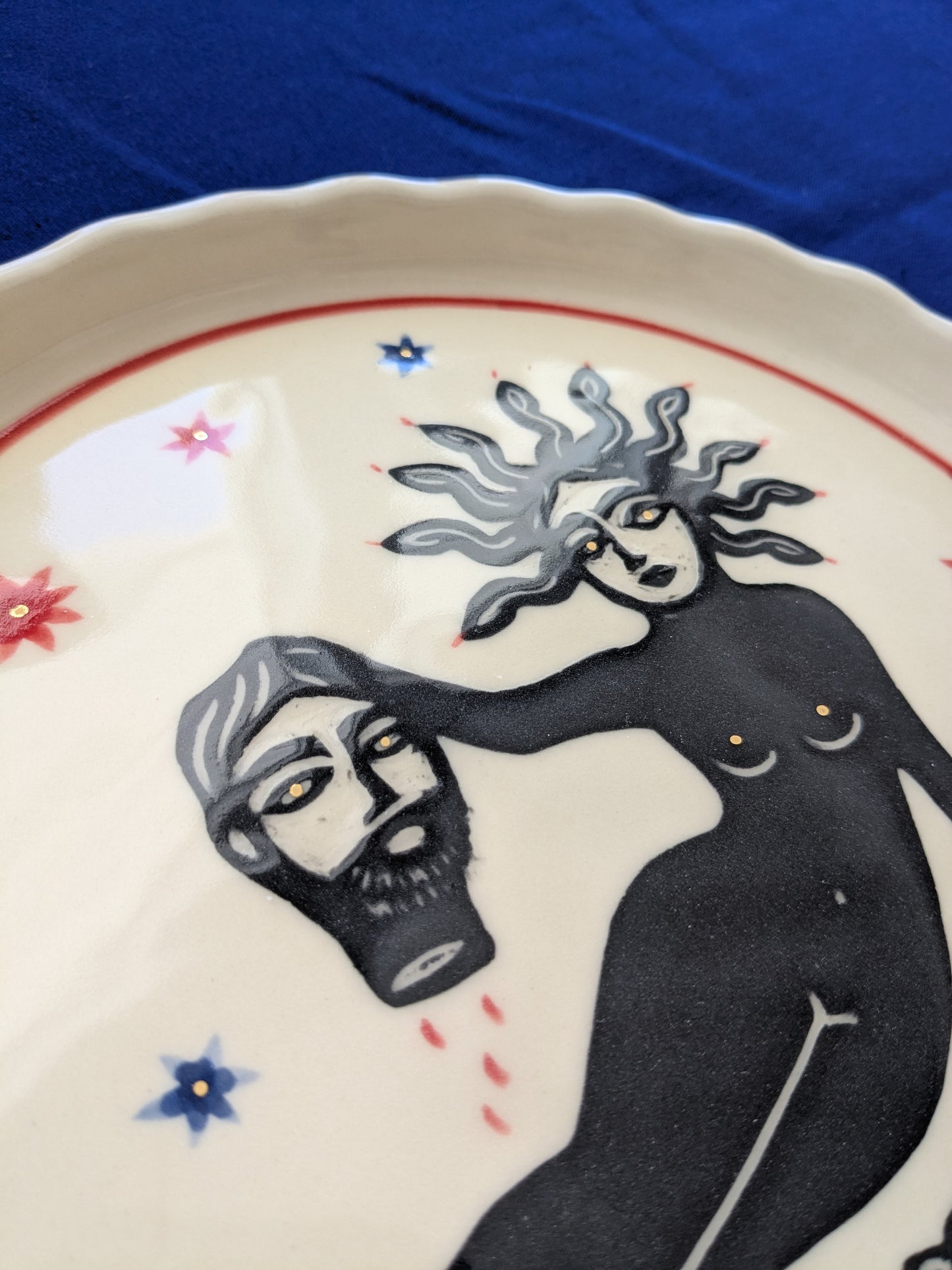 Small plate +black flower+